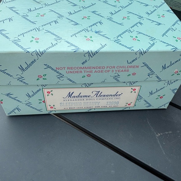 Madame Alexander Sleeping Beauty doll in box - Picture 4 of 6